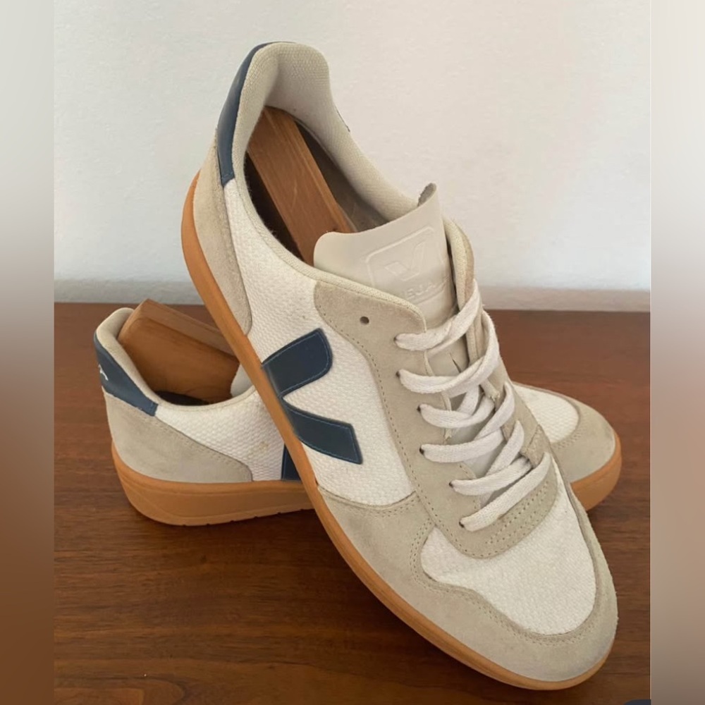 *SOLD* white/blue men veja 11